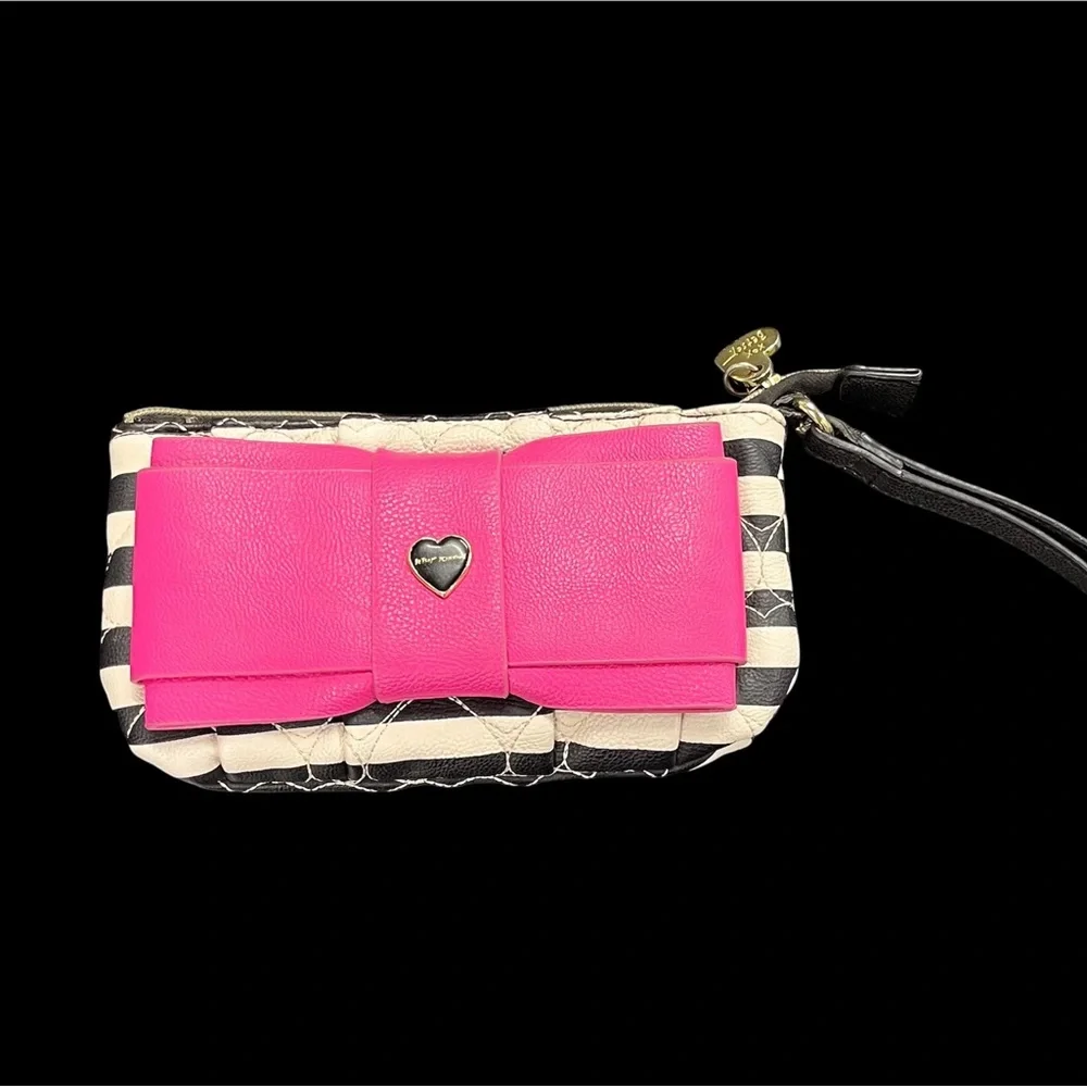 Betsey Johnson Be Mine quilted heart wristlet